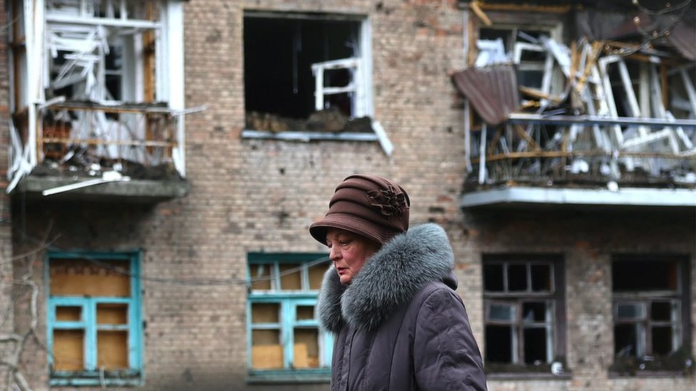 Rusija i Ukrajina: Zelenski osudio obezglavljivanje ukrajinskog zarobljenika, Zapad uvodi nove sankcije protiv ruskih oligarha 1 One of the few remaining villagers walks past a building damaged by recent shelling during heavy fighting at the frontline of Bakhmut and Chasiv Yar, in Chasiv Yar, Ukraine, April 12, 2023. REUTERS/Kai Pfaffenbach TPX IMAGES OF THE DAY