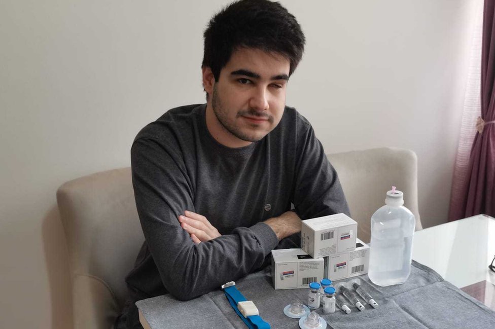 Srbija i zdravlje: Život sa hemofilijom i kako bi „najskuplji lek na svetu“ mogao da ga promeni 4 Aleksandar Blagojević sa lekovima