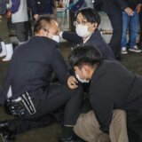 Japan i bezbednost: Premijer Fumio Kišida bezbedno evakuisan pošto je na njega bačena dimna bomba 4