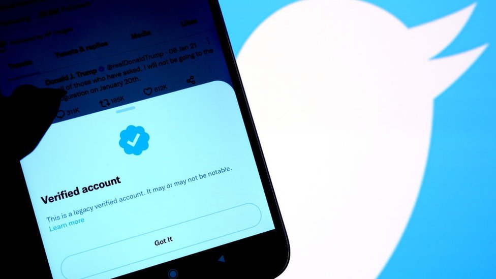 Tviter i društvene mreže: Počelo uklanjanje oznaka za verifikaciju naloga i povezanosti medija sa državom 1 Twitter logo with verification