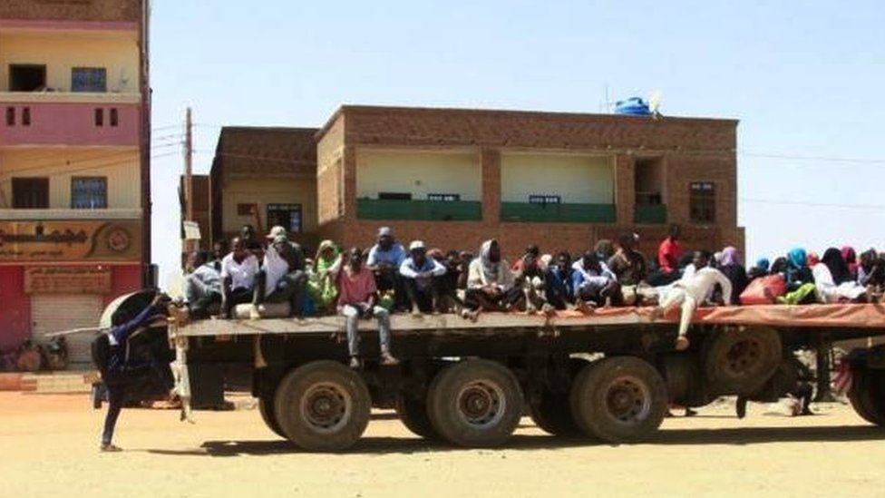 Konvoji ljudi koji napuštaju Sudan