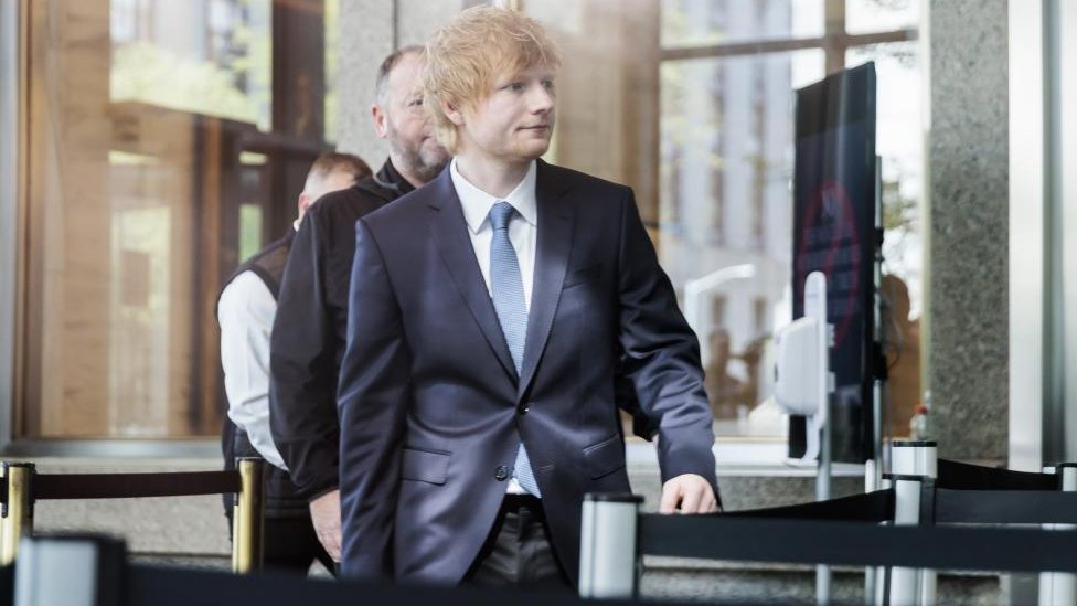 Muzika: Ed Širan svirao i pevao na suđenju na kojem odgovara na optužbe da je ukrao pesmu Marvina Geja 1 Sheeran entering court