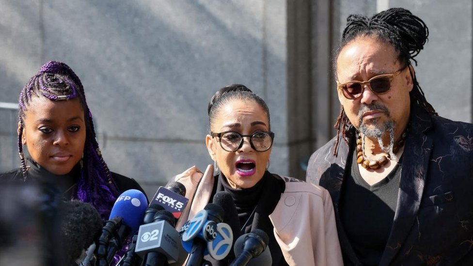 Muzika: Ed Širan svirao i pevao na suđenju na kojem odgovara na optužbe da je ukrao pesmu Marvina Geja 2 Mr Townsend's daughter spoke outside court