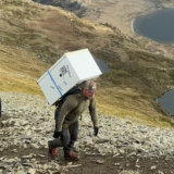 Velika Britanija: Jedan nosi frižider na tri planine, drugi istrčao maraton sa njim na leđima - u humanitarne svrhe 10