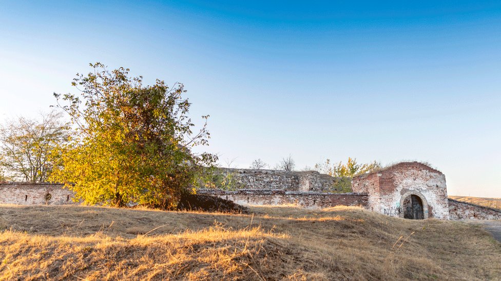 Deo bedema tvrđave je potopljen kada je izgrađena hidroelektrana Đerdap
