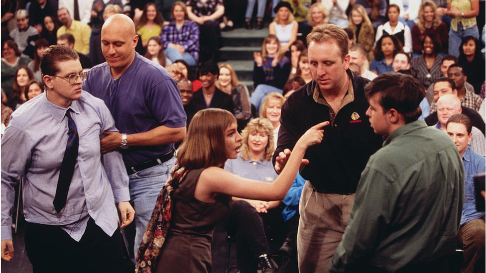 Zabava i Džeri Springer: Rodonačelnik rijaliti televizije 2 Security guard Steve Wilkos (L) and another guard (R) separate and restrain fighting guests on The Jerry Springer Show. The show's topic was "I Am Pregnant By Half-Brother."