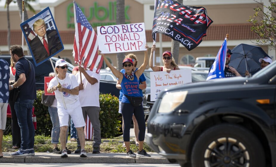 Tramp privatnim avionom pošao za Njujork, gde je uoči njegove predaje pojačano obezbeđenje 1