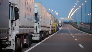 Auto moto savez Srbije (AMSS) saopštio je danas da automobili, na prelazima, čekaju od 45 minuta do jednog sata, a kamioni od jednog do dva sata.