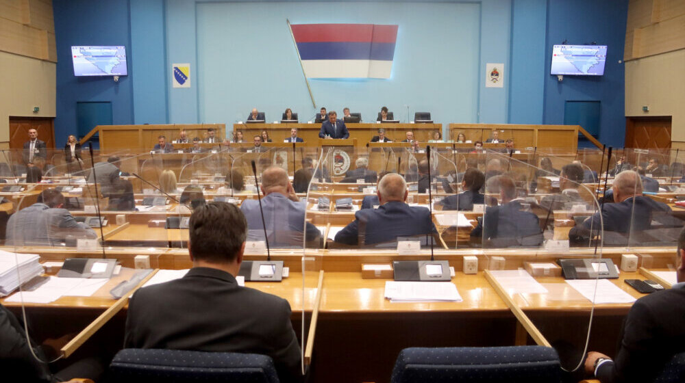 Posebna sednica parlamenta RS: Raspravlja se izveštaju Nezavisne međunarodne komisije o stradanju svih naroda u Srebrenici 9