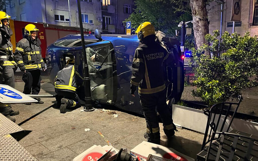 Nova.rs: Velikom brzinom BMW-om uleteo u Ulicu Strahinjića Bana i prevrnuo se (VIDEO) 1