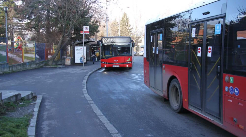 Gradski autobus sleteo sa puta u Ritopeku, povređen vozač (VIDEO) 1