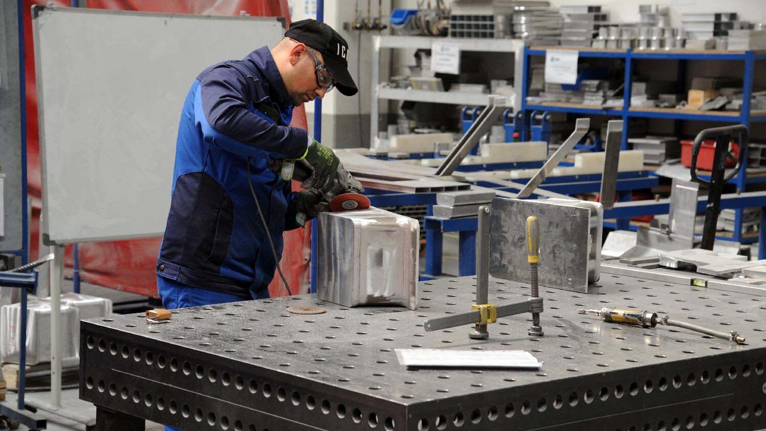 1.000 evra Radnici u Srbiji sada očekuju platu od 1.000 evra: Šta je razlog tome i da li je to previše za srpsku privredu ili ne? 2