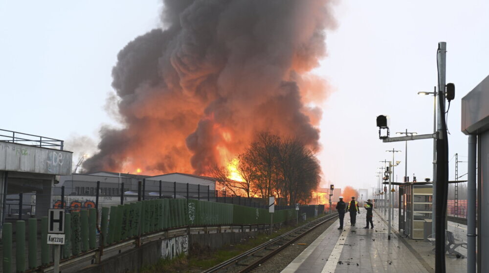 Zbog dima u Hamburgu zaustavljeni vozovi, iz svojih domova evakuisano 140 osoba 1
