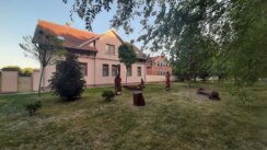 20220522_192311 Selo kroz koje od ulaska do izlaza vodi drvored sibirskih brestova najmanje je na području Zrenjanina, ali i najslađe 2