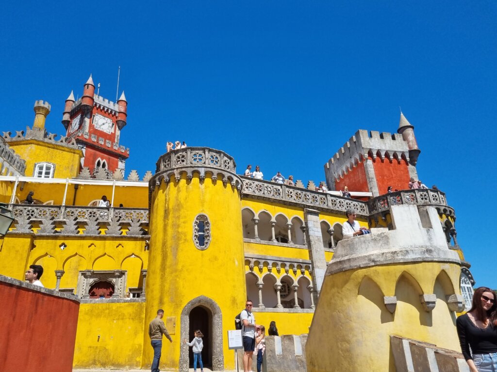 Tamo gde je Duško Popov postao Džejms Bond: Kako izgleda život u zemlji u kojoj "pet minuta" znači 20, ali u koju se uvek vraća (FOTO) 3