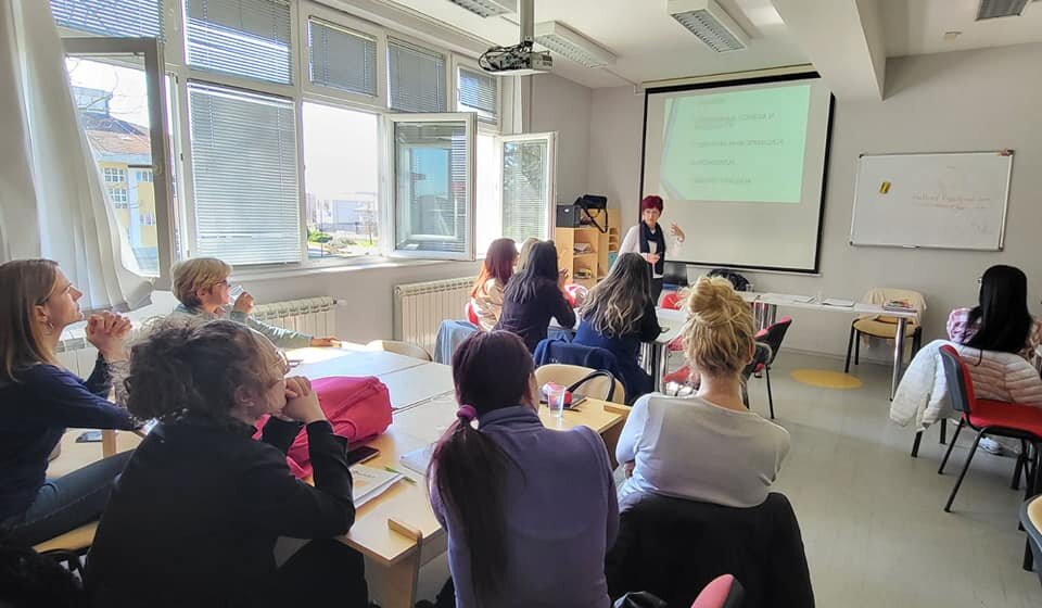 Ko u Šapcu ima pravo na besplatnu obuku engleskog jezika? 1