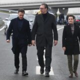 "Zamislite koliko je Drobnjaku teško da nad glavom ima Malog": Vučić u Surčinu progovorio o "otporima u državi na svakom mestu" 13