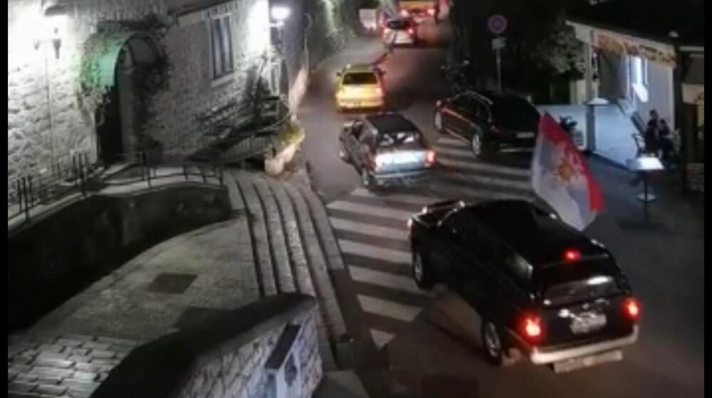 (VIDEO) Baklje, sirene i srpske zastave: Atmosfera u Herceg Novom nakon pobede Jakova Milatovića 1