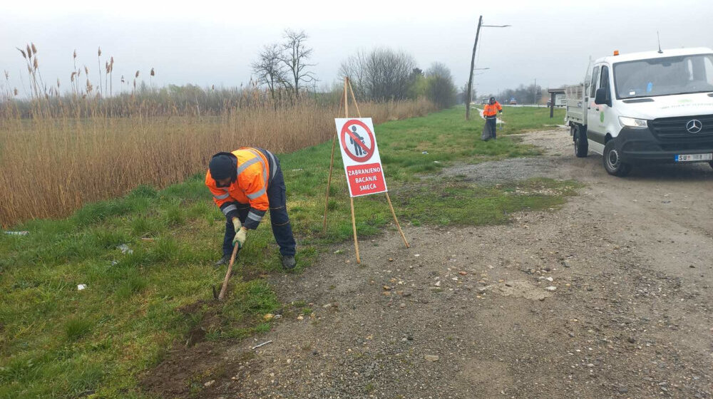 Subotica: Postavljena tabla "Zabranjeno bacanje smeća" na ulasku u naselje Hajdukovo 1