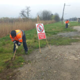 Subotica: Postavljena tabla "Zabranjeno bacanje smeća" na ulasku u naselje Hajdukovo 2