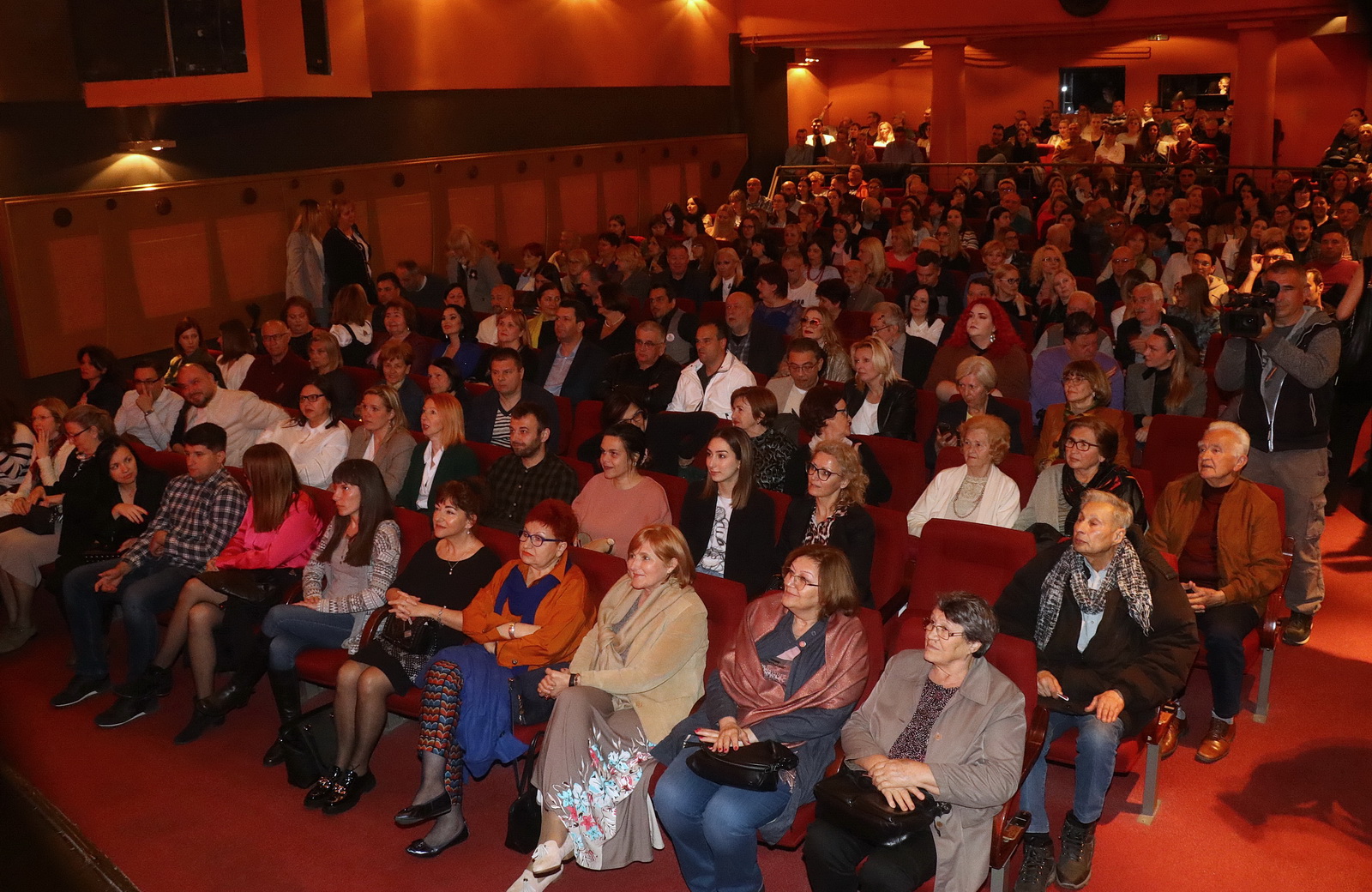 „Kaleidoskop sećanja i snova“: U Šapcu sinoć otvoreno 7. Pozorišno proleće predstavom "Rolerkoster" Ateljea 212 2