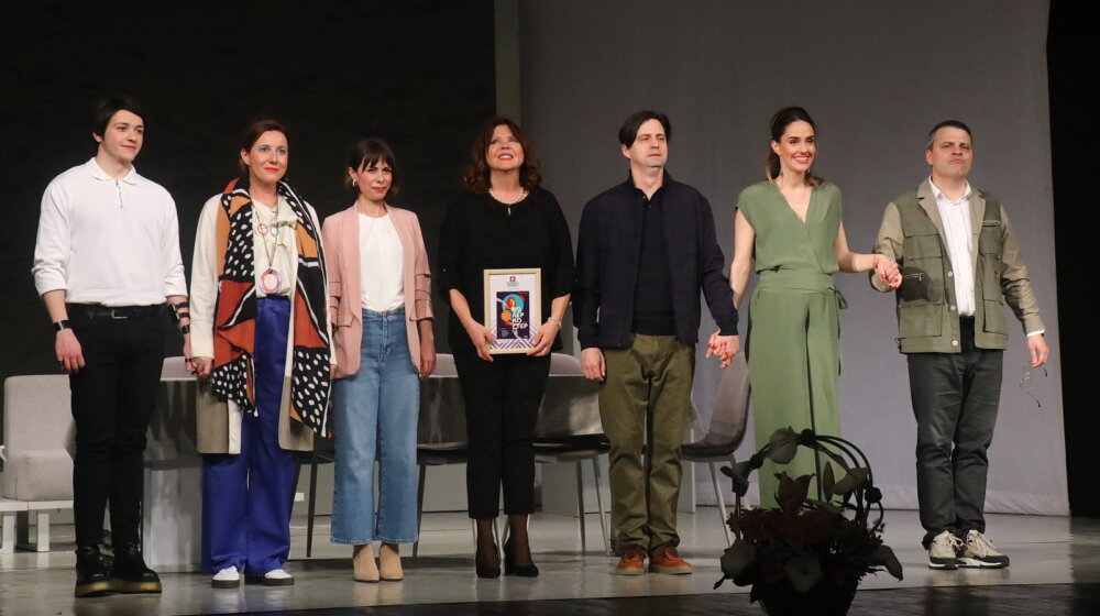 „Kaleidoskop sećanja i snova“: U Šapcu sinoć otvoreno 7. Pozorišno proleće predstavom "Rolerkoster" Ateljea 212 1