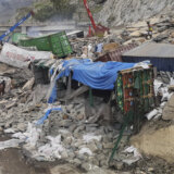 Ogromno klizište zatrpalo kamione na severozapadu Pakistana 7