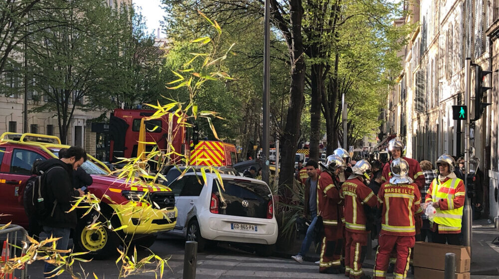 U rušenju stambene zgrade u Marseju najmanje pet povređenih, moguće deset ljudi pod ruševinama 1