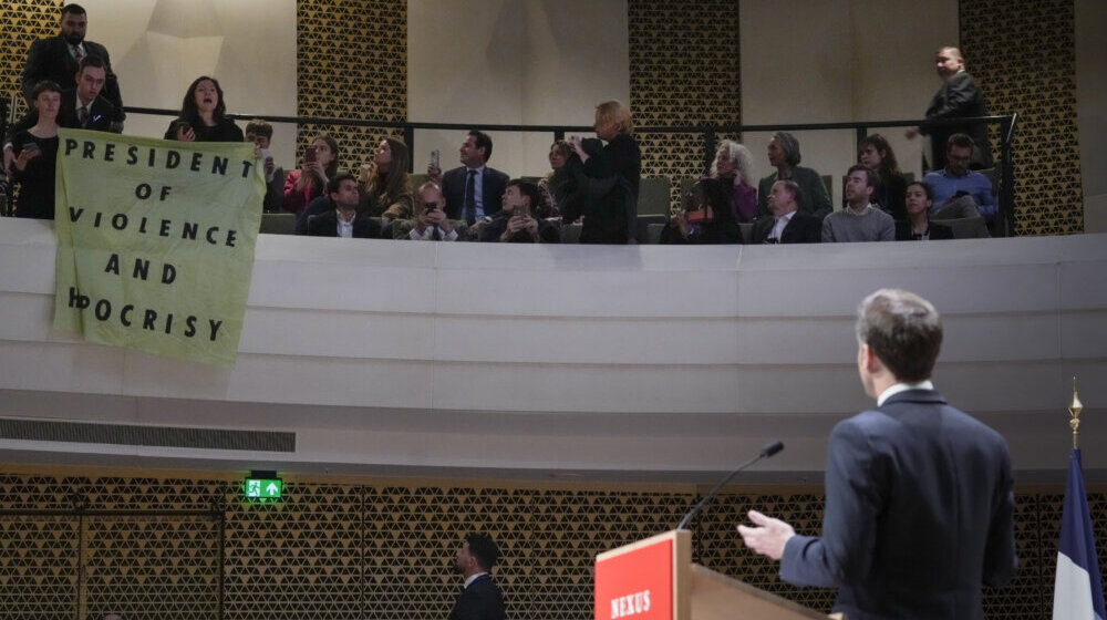 Govor Makrona u Hagu prekinuli demonstranti 1