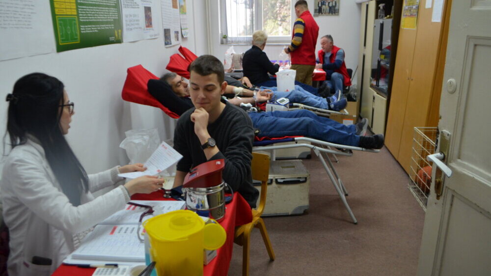 "Ti ćeš i bubreg da daš, samo da ne ideš u školu": Kako je protekla akcija dobrovoljnog davanja krvi u vranjskoj gimnaziji? 6