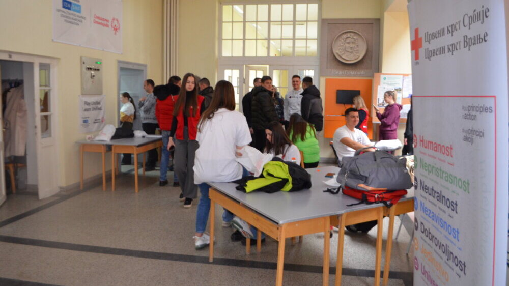 "Ti ćeš i bubreg da daš, samo da ne ideš u školu": Kako je protekla akcija dobrovoljnog davanja krvi u vranjskoj gimnaziji? 7