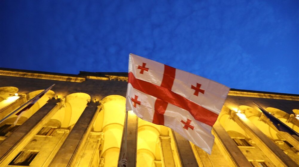 gruzija zastava i parlament u tbilisiju