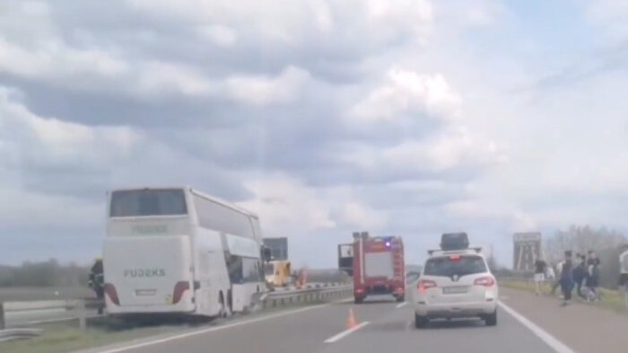 Autobus probio zaštitnu ogradu, saobraćajna nesreća na auto-putu Beograd - Niš (VIDEO) 1