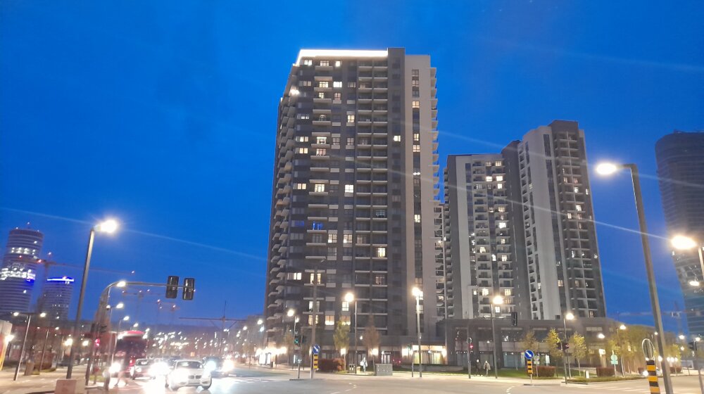 Srećni soliteri i nesrećni reporteri: Kako sam dva puta izveštavao sa nepostojećeg protesta u Beogradu na vodi 1