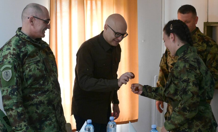 Ministar Vučević na Uskrs u bazi Merdare u Kopnenoj zoni bezbednosti 1