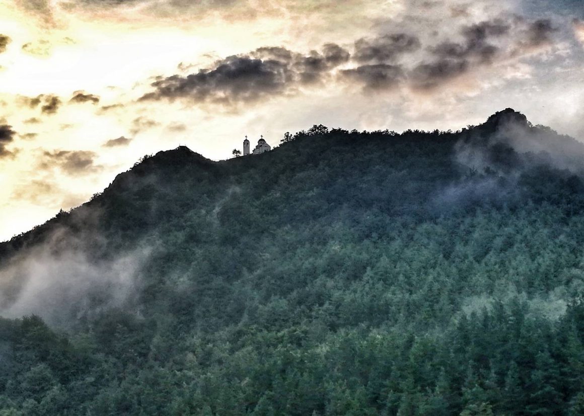 Do ove skrivene crkve na brdu stiže se kroz šumu, a da bi u nju ušli, turisti moraju da uzmu ključ na recepciji hotela 1