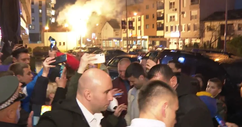 Navijači po pljusku i uz baklje dočekali Đokovića u Banjaluci (VIDEO) 1