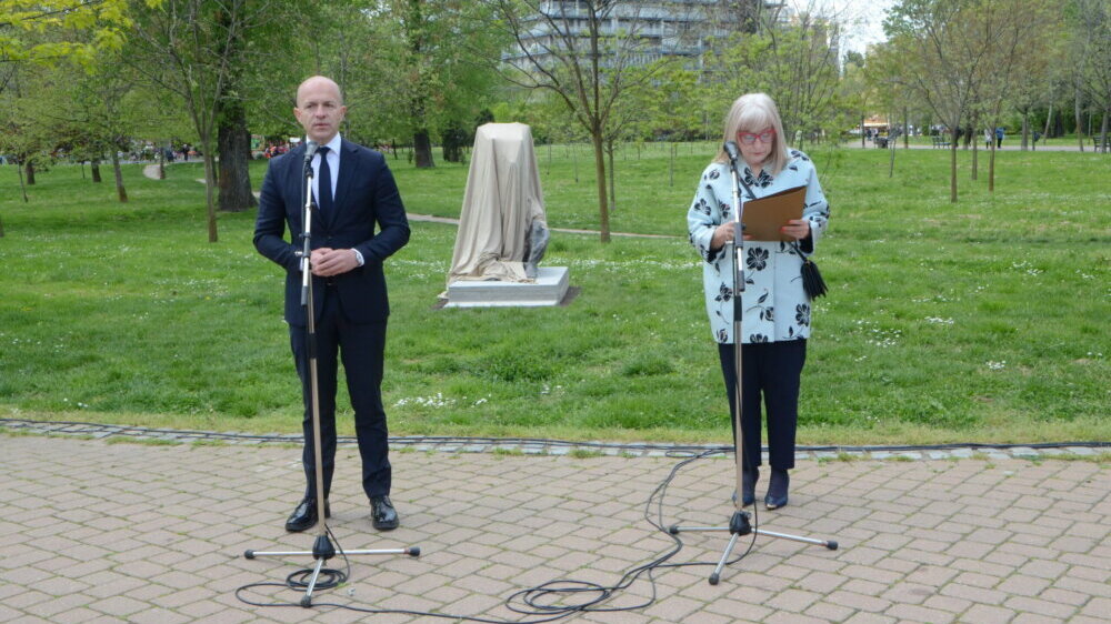 Limanski park u Novom Sadu dobio skulpturu: Svečano otkriven "Čovek jelen" vajara Nikole Zarića 2