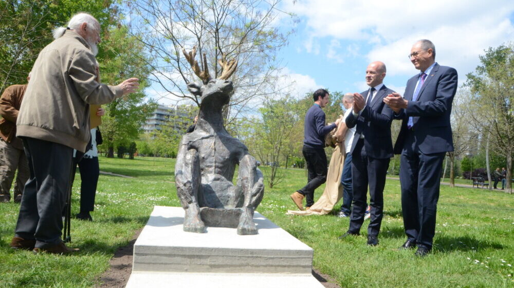 Limanski park u Novom Sadu dobio skulpturu: Svečano otkriven "Čovek jelen" vajara Nikole Zarića 15