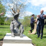 Limanski park u Novom Sadu dobio skulpturu: Svečano otkriven "Čovek jelen" vajara Nikole Zarića 12