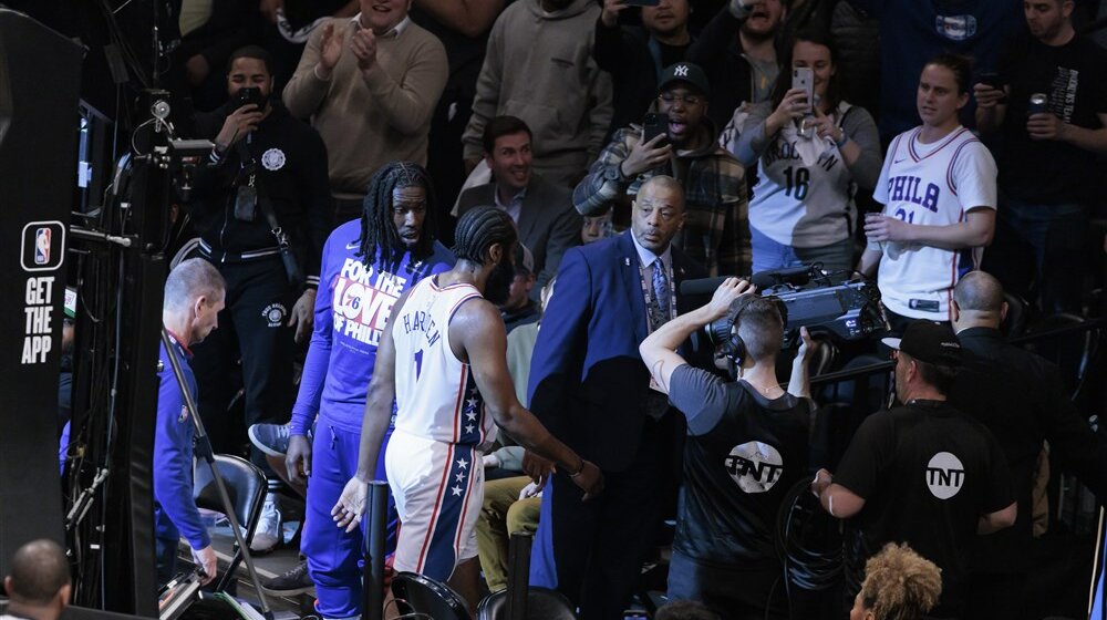 Udarci ispod pojasa Džejmsa Hardena i Džoela Embida 1