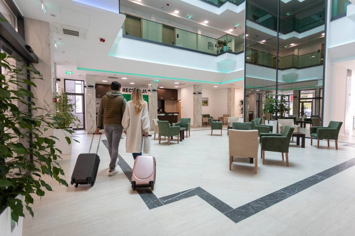 Do ove skrivene crkve na brdu stiže se kroz šumu, a da bi u nju ušli, turisti moraju da uzmu ključ na recepciji hotela 2