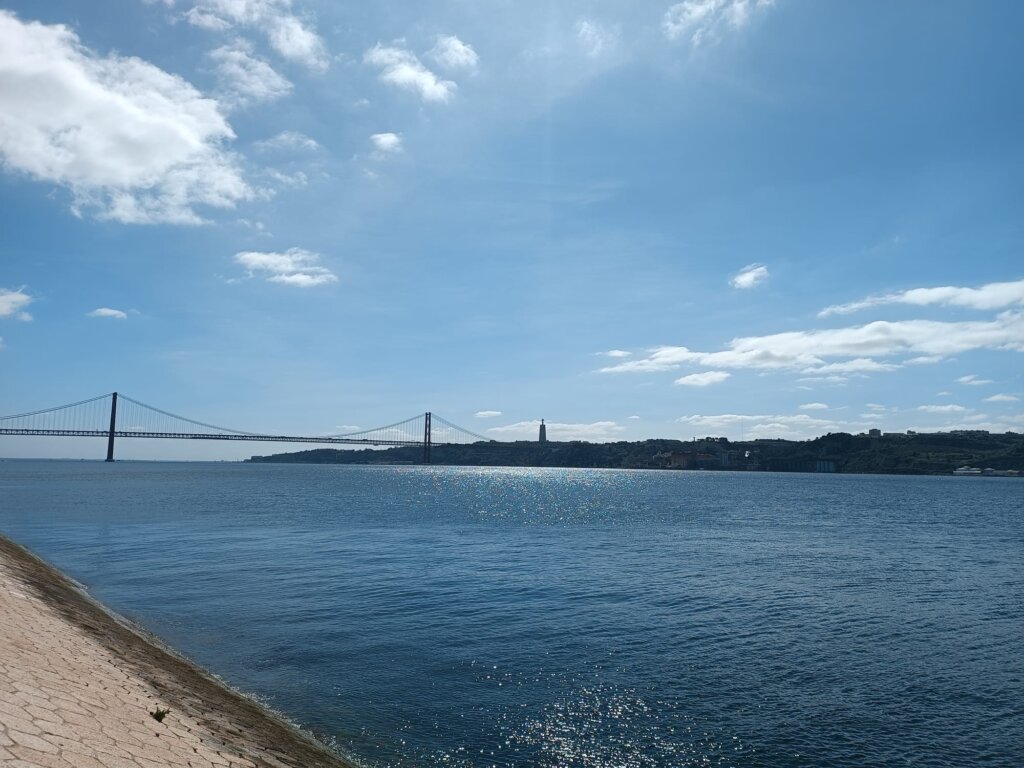 Tamo gde je Duško Popov postao Džejms Bond: Kako izgleda život u zemlji u kojoj "pet minuta" znači 20, ali u koju se uvek vraća (FOTO) 4