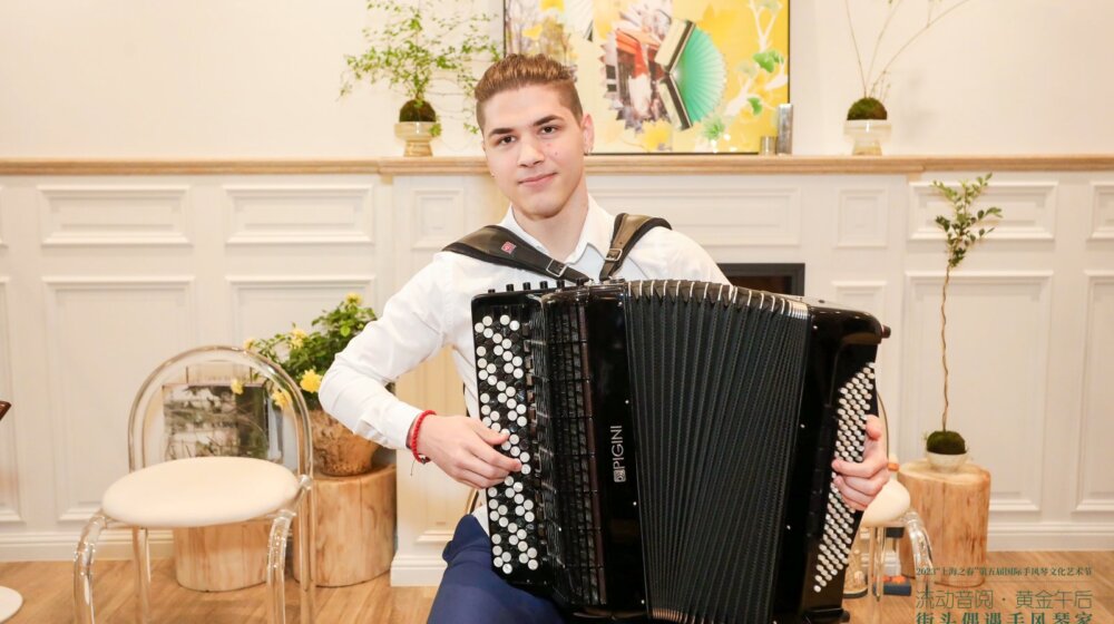 Najbolji harmonikaš sveta: Kako je mladić iz malog mesta u Mačvi osvojio Svetski kup u Švajcarskoj 1