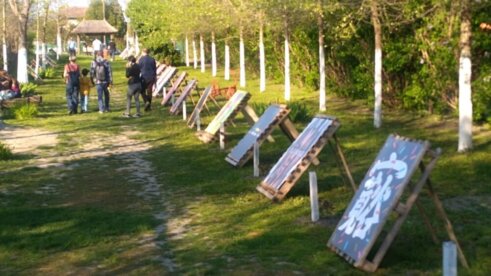 IMG-ef0b480595c86b80b2662627f0cad95c-V Samo u Istočnoj Evropi cepaju plakate tolerancije: Dizajner Mirko Ilić o svom projektu i tome kako je shvatio da u Srbiji "javno nije ničije" 7