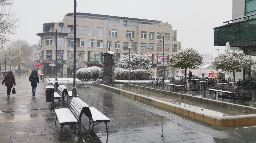 Šabac pod snegom: Zbog klizavih kolovoza vozače očekuje sporija vožnja 1