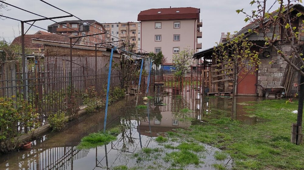Stanovnici ulice Prva partizanska žive u fekalijama koje su se izlile u dvorišta (FOTO) 1