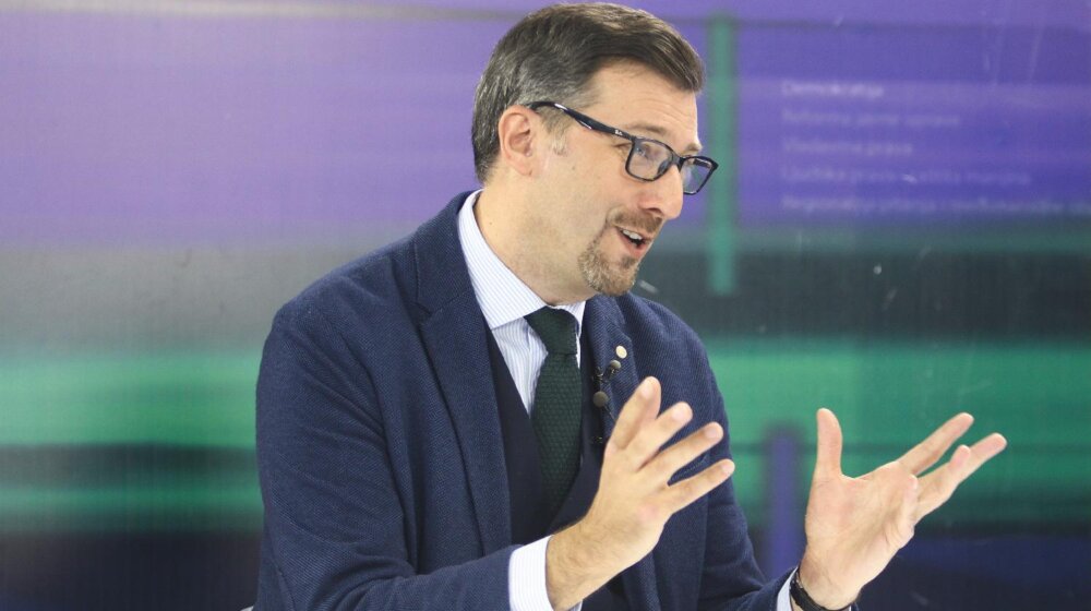 Majstorović sa "briselskog jezika" preveo poruke Fon der Lajen Vučiću? 8