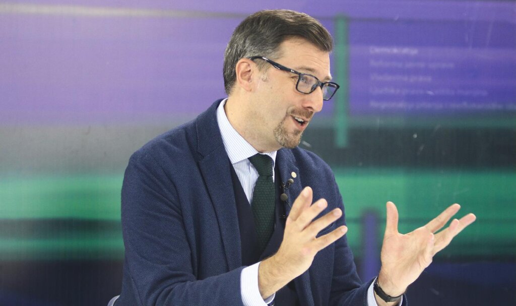 Analitičar: Dokle god se ne pojavi jasna alternativa vlasti, ne očekujte uključivanje međunarodnih aktera u krizu u Srbiji 2 Analitičar: Dokle god se ne pojavi jasna alternativa vlasti, ne očekujte uključivanje međunarodnih aktera u krizu u Srbiji 2