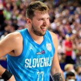 (VIDEO) Luka Dončić gledao Zvezdu na utakmici u Ljubljani 11